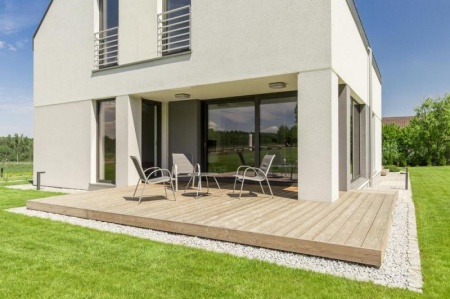 Poser une terrasse prolonge l'extension pr&egrave;s de Chennevi&egrave;res-sur-Marne